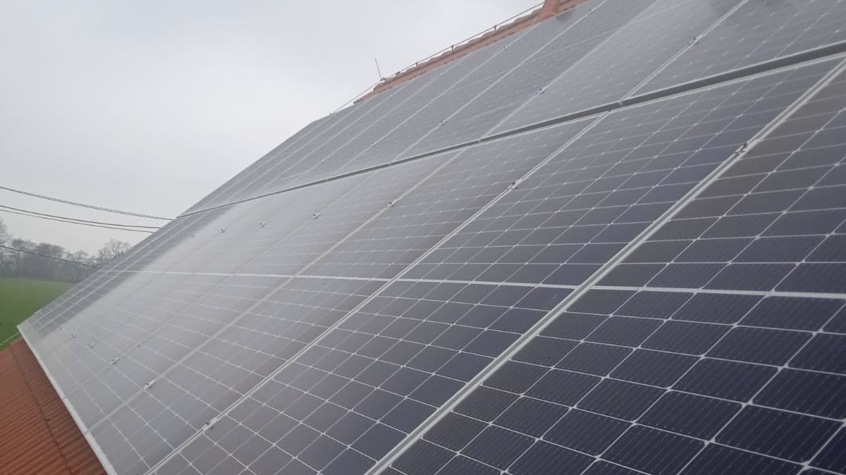 Fotovoltaické panely na střeše rodinného domu