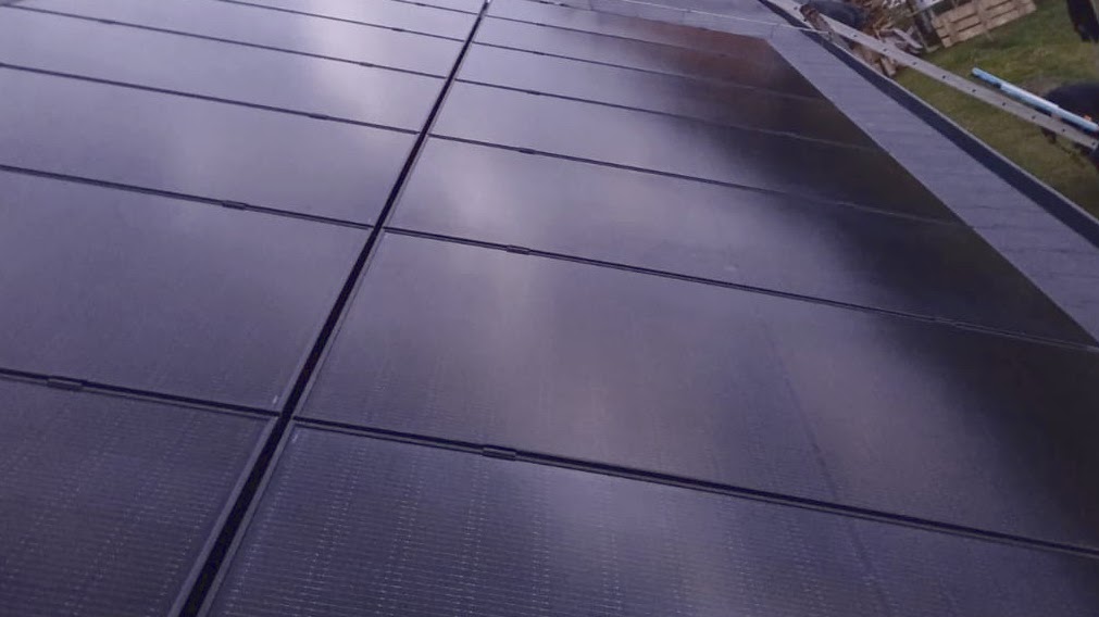 Celočerné fotovoltaické panely na střeše